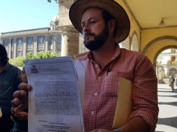 Pedro Aguilar, uno de los calandrieros que señala que ha sido amenazado por otros de sus compañeros, muestra la denuncia que interpuso en Fiscalía. EL INFORMADOR / I. Martínez