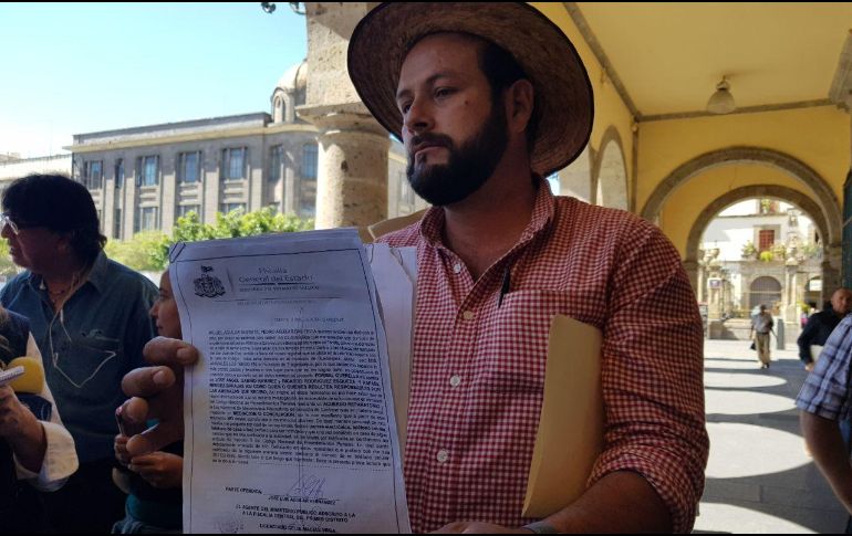 Pedro Aguilar, uno de los calandrieros que señala que ha sido amenazado por otros de sus compañeros, muestra la denuncia que interpuso en Fiscalía. EL INFORMADOR / I. Martínez