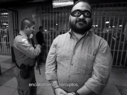 El ex gobernador de Veracruz aparece previo a sus audiencias de extradición, con el antifaz superpuesto sobre el rostro. YOUTUBE / Libertad Bajo Palabra