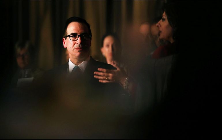 Steven Mnuchin señaló que EU no se quedará de brazos cruzados mientras el régimen de Maduro sigue destruyendo el orden democrático. AFP / S. Platt