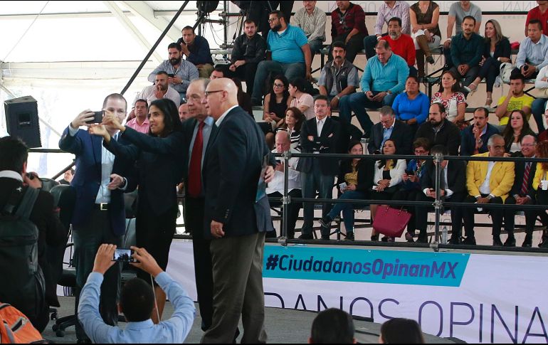 Mientras los líderes del Frente Ciudadano por México se tomaban una 'selfie', los asistentes al foro pudieron observar un desfile de políticos, nacionales y locales.  EL INFORMADOR/M. Vargas
