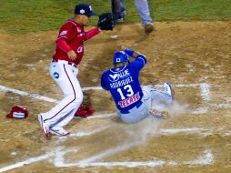 Manny Rodríguez se barre para marcar la quinta carrera de los charros. FACEBOOK/CharrosBeisbolOficial