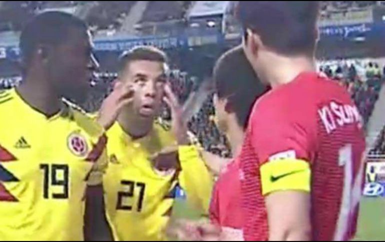 En Twitter circula el video del momento exacto en el que Cardona realiza la acción que le ha traído una serie de críticas en redes sociales por una actitud calificada de racista. ESPECIAL / TWITTER