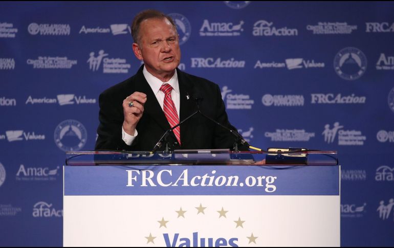 Roy Moore, de Alabama, ha sido acusado de acoso por cuatro mujeres, quienes señalan que éste se sobrepasó con ellas cuando él trabajaba como fiscal. AFP / ARCHIVO