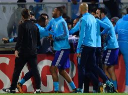 El 2 de noviembre, Evra le dio una patada a un aficionado que lo insultaba, antes de la derrota en campo del Vitoria de Guimaraes portugués en la Europa League. AFP / ARCHIVO