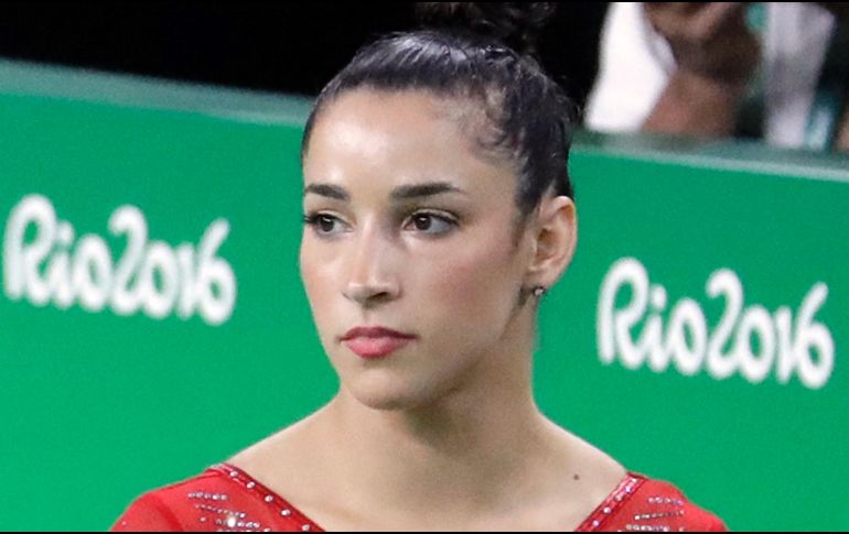 Raisman, capitana de los equipos que obtuvieron presea olímpica de oro en los Juegos Olímpicos de 2012 y 2016, detalló el abuso en su libro ''Fierce''. AP / ARCHIVO
