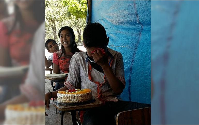 La publicación ha recibido más de 800 reacciones y tiene diversos comentarios en los que felicitan a la docente por su 