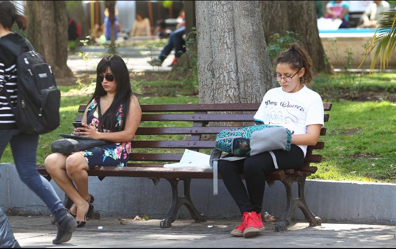 Expertos refieren que la nomofobia puede remediarse con terapia. EL INFORMADOR/ ARCHIVO