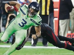Maltratado. Russell Wilson recibió un duro golpe. AP