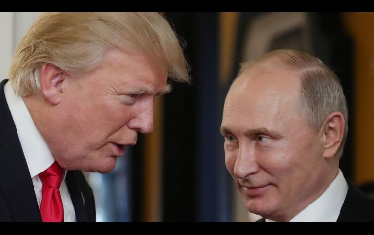 Donald Trump, y su par de Rusia, Vladimir Putin, se saludaron con un breve apretón de manos en el marco del APEC. AFP/M. Klimentyev