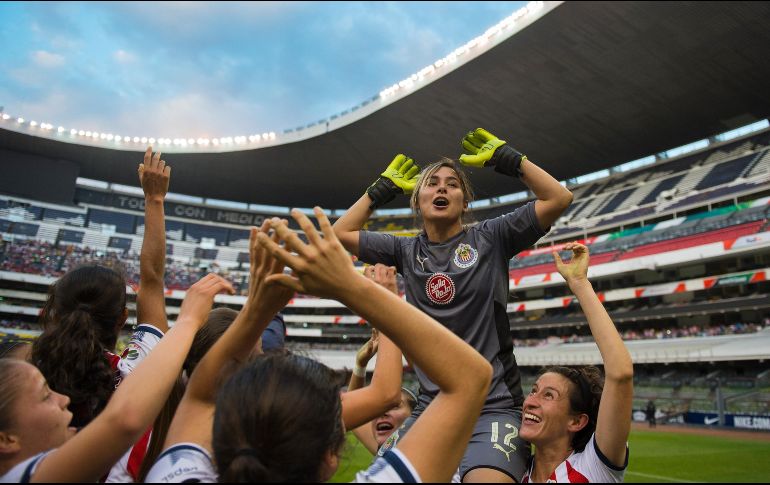 Jugadoras de las Chivas celebran su pase a la final. MEXSPORT/O. Aguilar