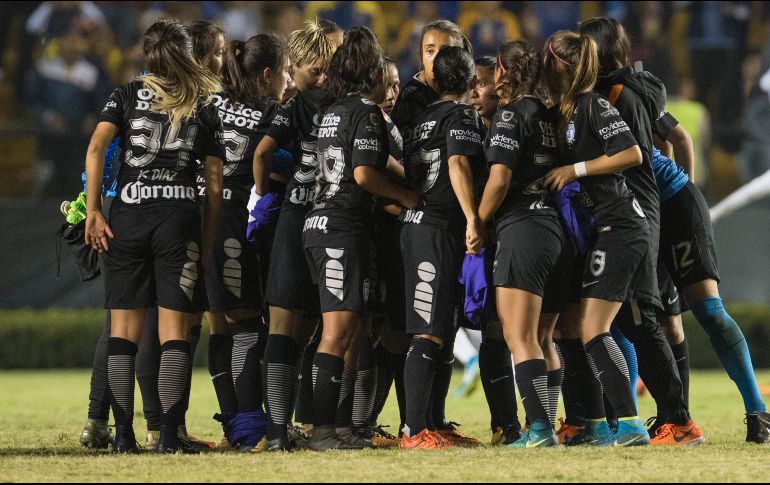 Jugadoras de Pachuca celebran su pase a la final que jugarán ante Chivas.