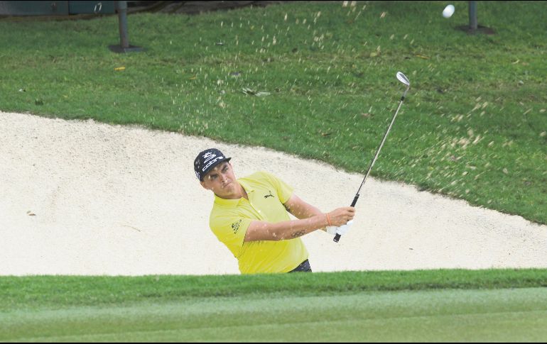 Se acopla. Rickie Fowler se mostró resignado al mal clima que ha impedido el desarrollo del OHL Classic en Mayakoba. EFE