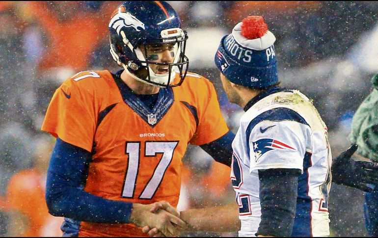 Brock Osweiler (i) se enfrentó a Brady en 2015; en aquella ocasión, la partida la ganó el mariscal de campo de los Broncos, que esta vez será titular por segunda ocasión en la presente campaña. AFP