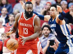 James Harden (#13) fue factor, con sus 38 puntos, en la victoria de los Rockets sobre los Grizzlies. AP