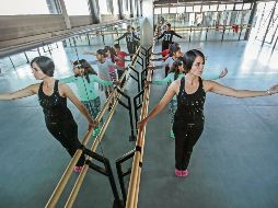 Oportunidad. Melody Stefanie Díaz ofrece sus conocimientos a los niños en La Colmena. EL INFORMADOR/F. Atilano