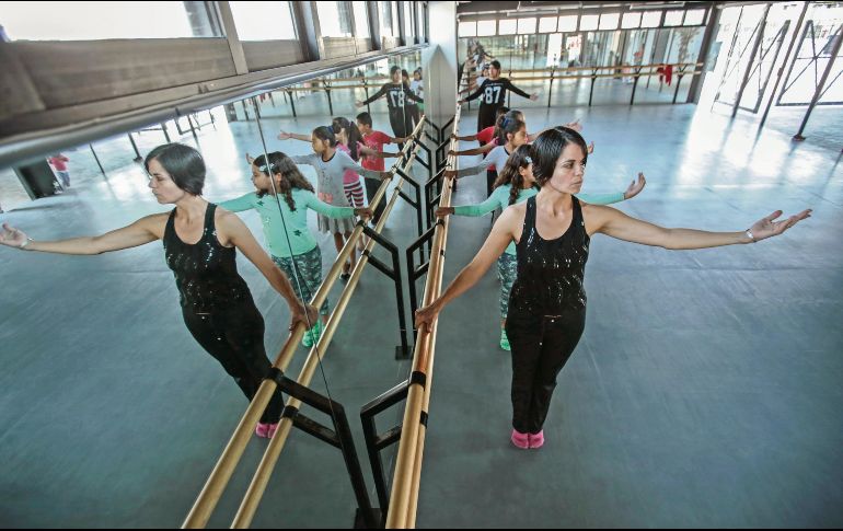 Oportunidad. Melody Stefanie Díaz ofrece sus conocimientos a los niños en La Colmena. EL INFORMADOR/F. Atilano