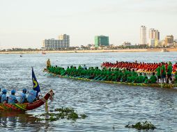 En los tres días de festival compiten más de 400 largas y descaradísimas canoas, con tripulaciones que van desde 30 hasta 70 remeros. NTX/L. Pistone