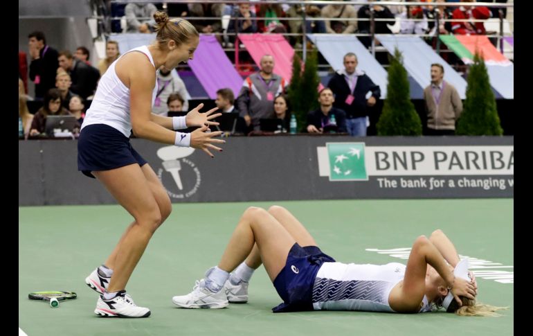 Las estadounidenses Coco Vandeweghe (d) y Shelby Rogers celebran tras vencer al equipo bielorruso  en Minsk, Bielorrusia. Estados Unidos venció a los locales por 3-2 para quedarse con la Copa Federación. AP/S. Grits
