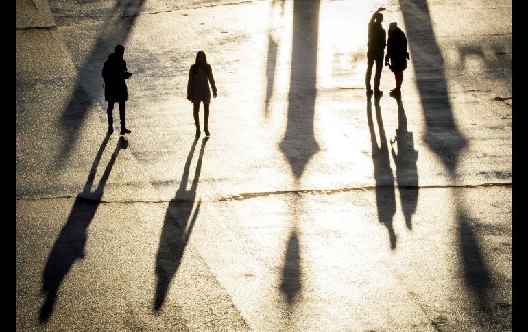 Personas caminan a la entrada del parque central Gorky en Moscú. AFP/M. Antonov