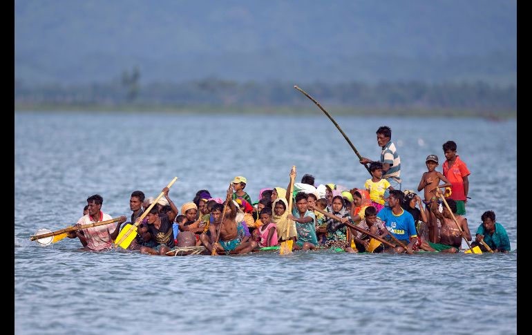 Musulmanes rohinyás viajan en una balsa hecha de contenedores de plástico en Shah Porir Dwip, Bangladesh, para cruzar el río Naf desde Birmania. AP/A.M. Ahad