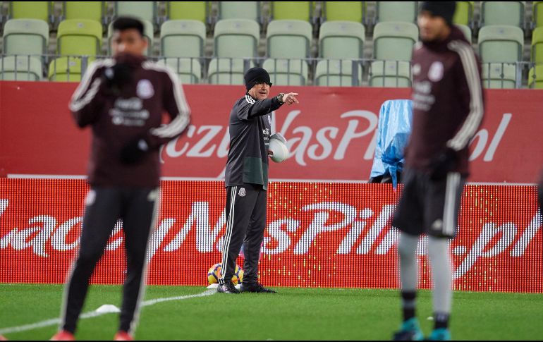 Este domingo, la Selección Mexicana entrena en la Arena Godansk, donde se verá cara a cara con su similar de Polonia este lunes a las 13:15 en México. EFE / A. Warsawa