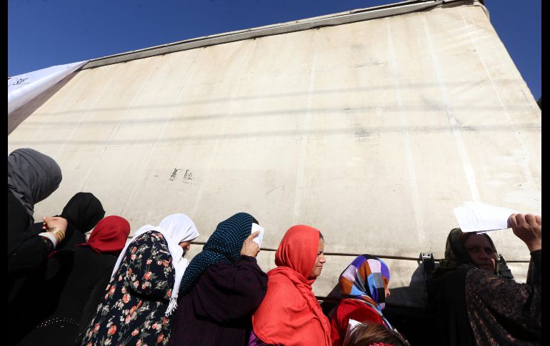 Iraquíes kurdos que huyeron de la violencia en su región aguardan para recibir ayuda humanitaria en Erbil. AFP/S. Hamed