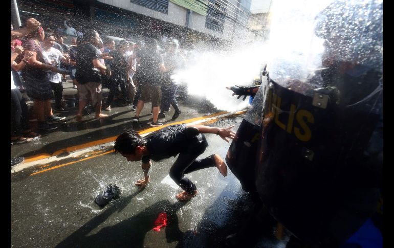 Un joven huye de la respuesta policial.