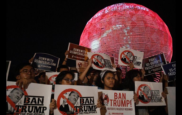 Estudiantes muestran letreros contra Trump y las políticas estadounidenses.