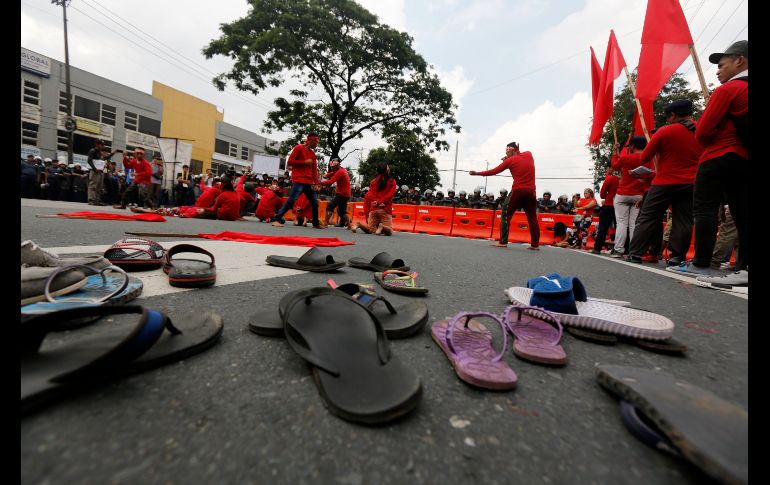 Jóvenes actúan en una protesta.