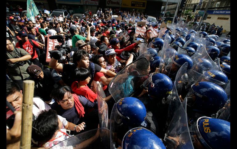 Manifestantes salieron a protestar este domingo en Manila por la visita del presidente de Estados Unidos, Donald Trump.