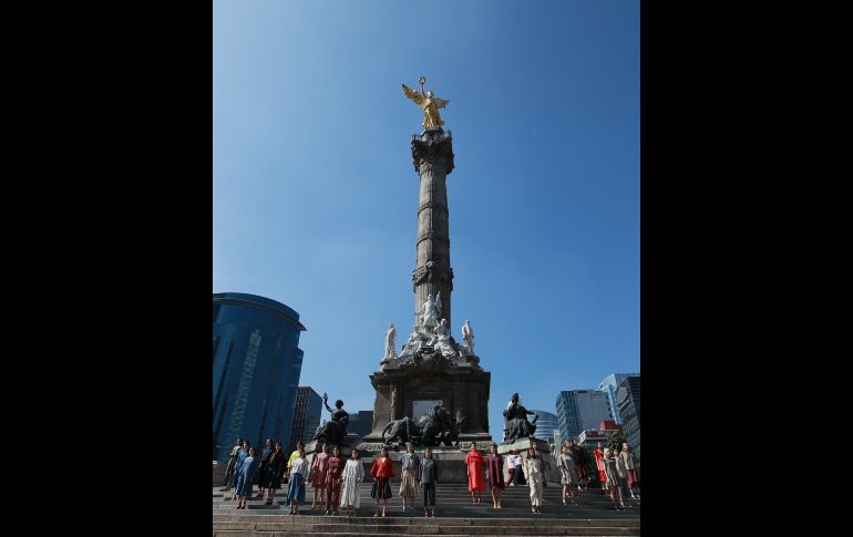 Un grupo de modelos desfilan con creaciones de la marca mexicana 
