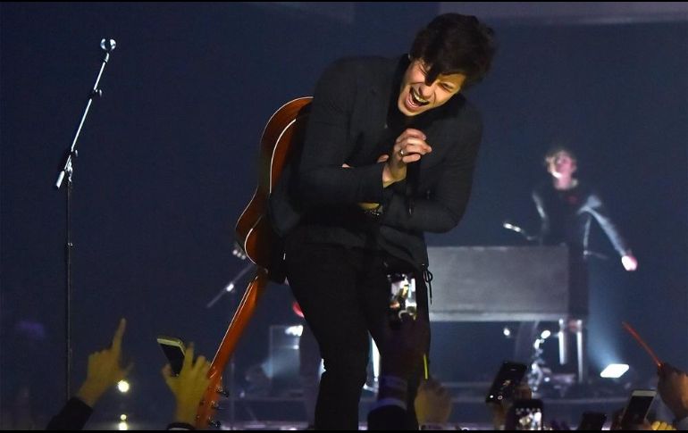 Mendes recibió el premio al Mejor Artista y el de Mejor Canción por 