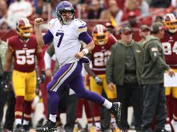 Keenum lanzó pases de anotación a cuatro receptores diferentes para edificar una gran ventaja. AFP / P. Smit