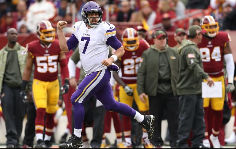 Keenum lanzó pases de anotación a cuatro receptores diferentes para edificar una gran ventaja. AFP / P. Smit