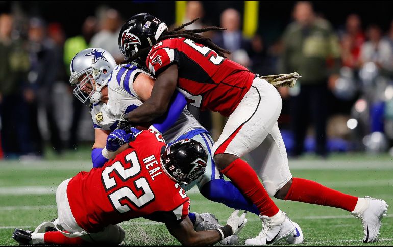 Adrian Clayborn fijó un récord de Atlanta con seis derribos. AFP / K. Cox