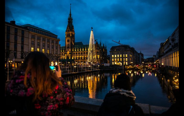 Trabajadores preparan la instalación del árbol de Navidad en el centro de Hamburgo, Alemania. EFE/S. Suki