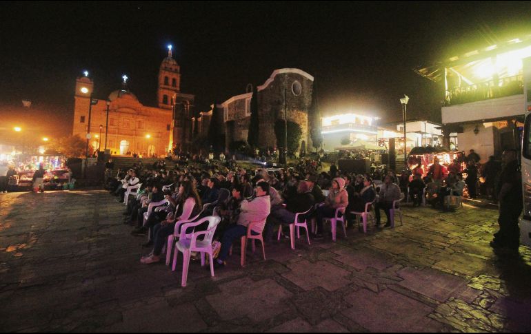 Para todos. La plaza principal de Tapalpa contó con proyecciones. EL INFORMADOR/F. González