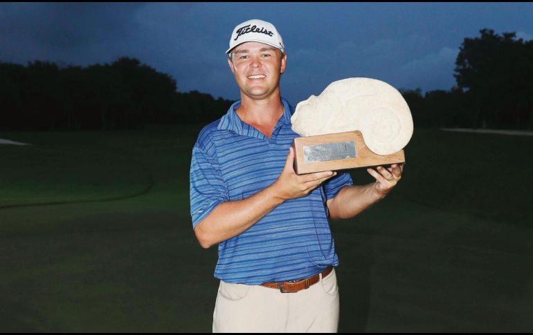 Campeón. Patton Kizzire posa con su trofeo tras ganar ayer el OHL Classic at Mayakoba. AFP
