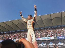 Festejo. El piloto de la Escudería Telmex, Abraham Calderón, celebra tras conseguir el título en la NASCAR Peak México Series. ESPECIAL/ESCUDERÍA TELMEX