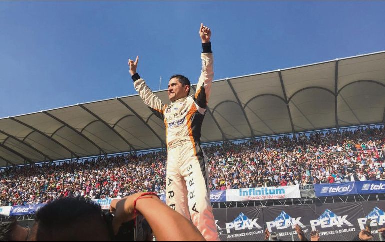 Festejo. El piloto de la Escudería Telmex, Abraham Calderón, celebra tras conseguir el título en la NASCAR Peak México Series. ESPECIAL/ESCUDERÍA TELMEX