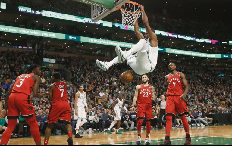 Regreso productivo. Al Horford comandó el triunfo del enrachado Boston. AP