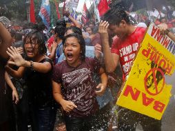 Agentes cortaron el paso de los manifestantes hacia el centro de convenciones donde tienen lugar las reuniones y cumbres en el marco de la ASEAN. EFE/F. Malasig