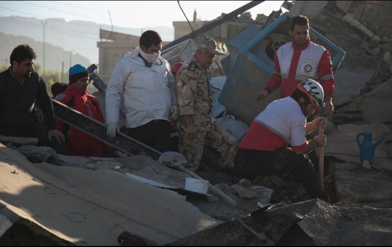El líder supremo de Irán, Ali Jameneí, movilizó a todos los cuerpos de seguridad para acelerar las tareas de rescate y de remoción de escombros. AFP/F. Menati