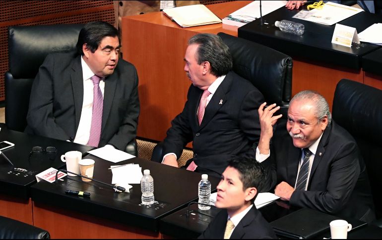 Miguel Barbosa (PT), acompañado por Emilio Gamboa Patrón (PRI) y Fidel Demédicis (PRD), pide tomar en cuenta a las mujeres. SUN/Archivo