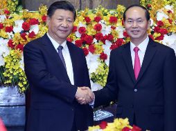 Xi Jinping posa ante los medios con el presidente de Vietnam, Tran Dai Quang. EFE/L. Thai