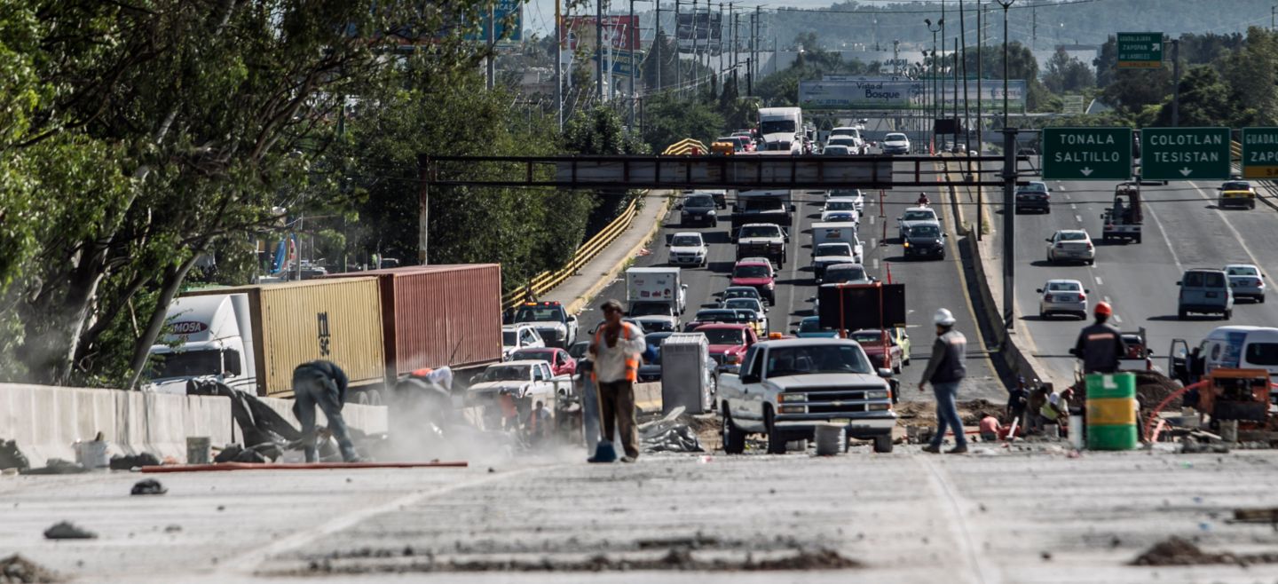 RECORRIDO DE OBRA DEL NODO VIAL DE PERIFERICO Y SANTA ESTHER - 150827..LOCAL..LOC..RTR022..SIOP RECORRIDO DE LA SUPERVISION DE OBRA DEL NODO VIAL DE SANTA ESTHER Y AVENIDA PERIFERICO ......DEBIDO A LAS OBRAS LA MAYORIA DE LOS NEGOCIOS HAN SUFRIDO AFECTACIONES...