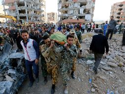 El sismo que se registró el domingo afectó la frontera entre ambos países y provocó al menos 400 muertos y más de seis mil 500 heridos, la mayoría del lado iraní. EFE / A. Taherkenareh