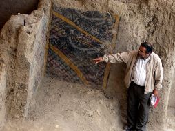 El arqueólogo Walter Alva muestra uno de los murales de la zona arqueológica Ventarrón. AFP