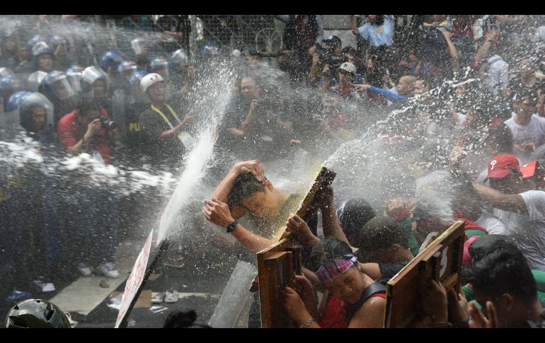 Policías chocan con manifestantes que intentan acercarse al sitio donde se realiza la cumbre de ASEAN en Manila, Filipinas. AFP/T. Aljibe